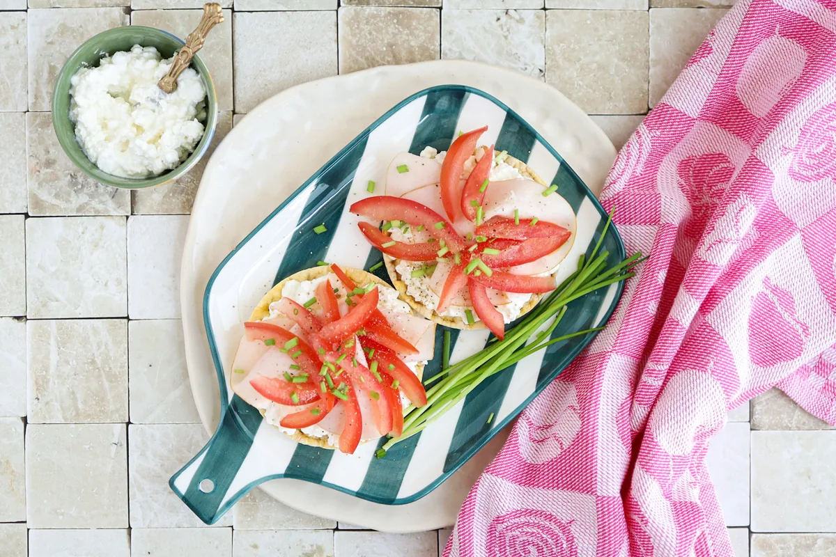 Rice Cakes with Cottage Cheese, Turkey Breast & Tomato