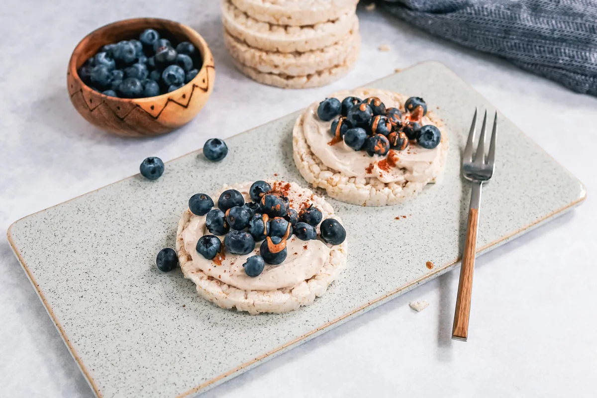 Rice Cakes with Creamy Peanut Butter Spread & Blueberries