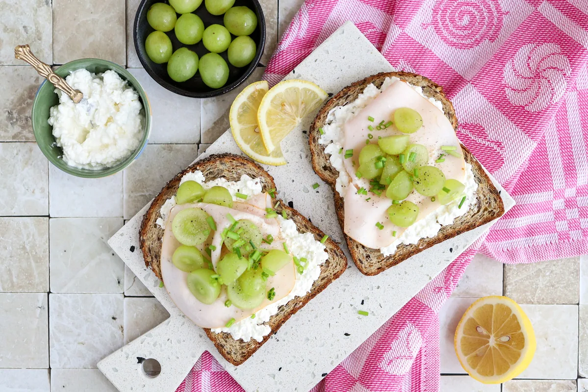 Bread with Turkey Breast, Cottage Cheese & Grapes