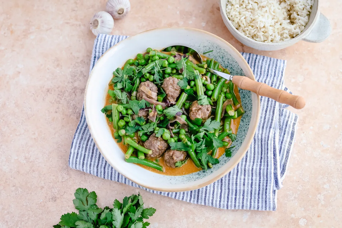 Curry with Meatballs, Green Beans & Peas