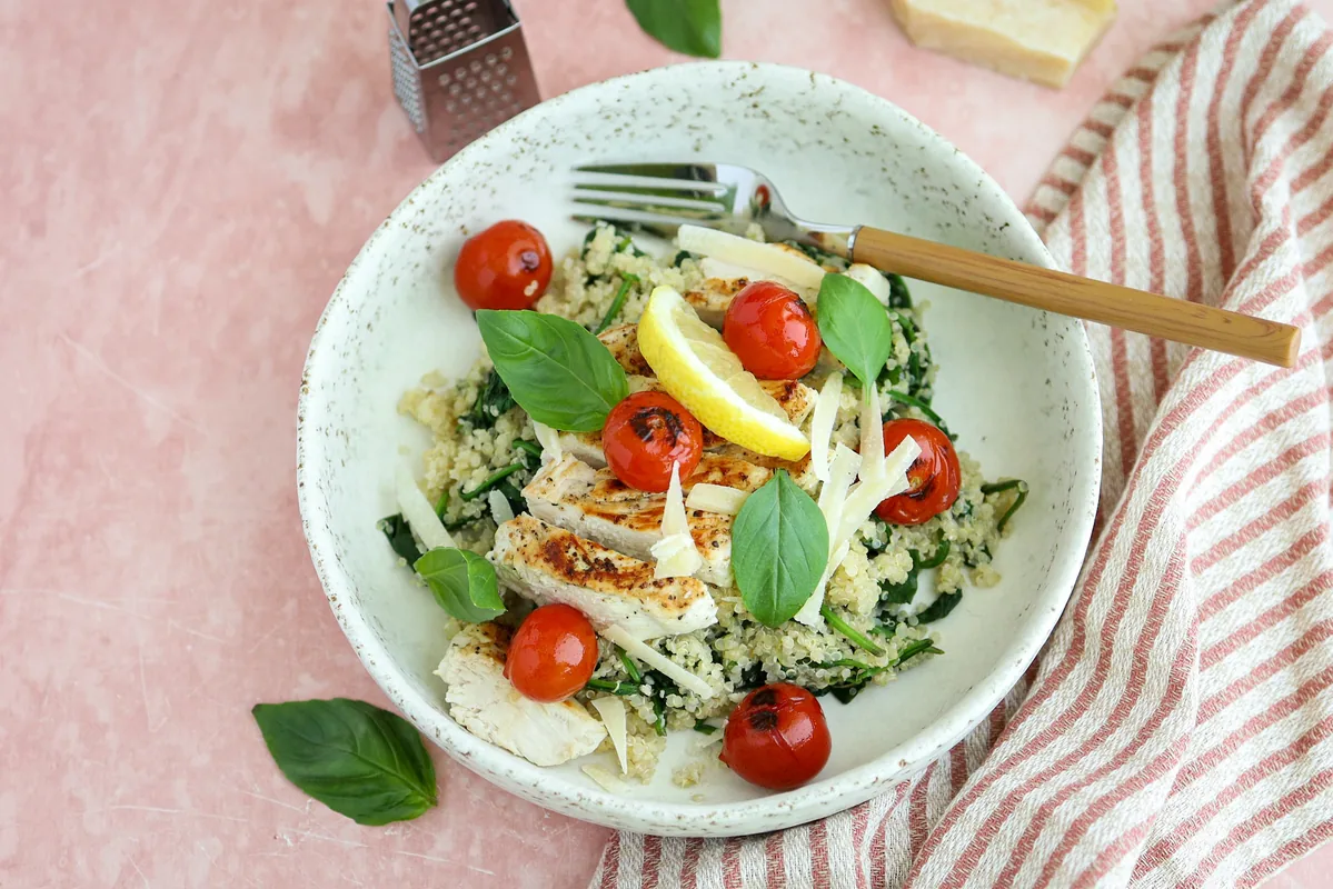 Lemon quinoa with spinach, cherry tomatoes & chicken