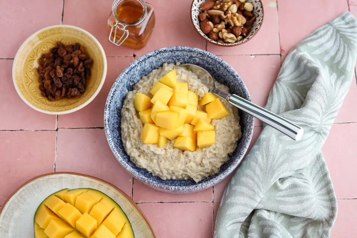 Mango Oatmeal with Raisins & Honey