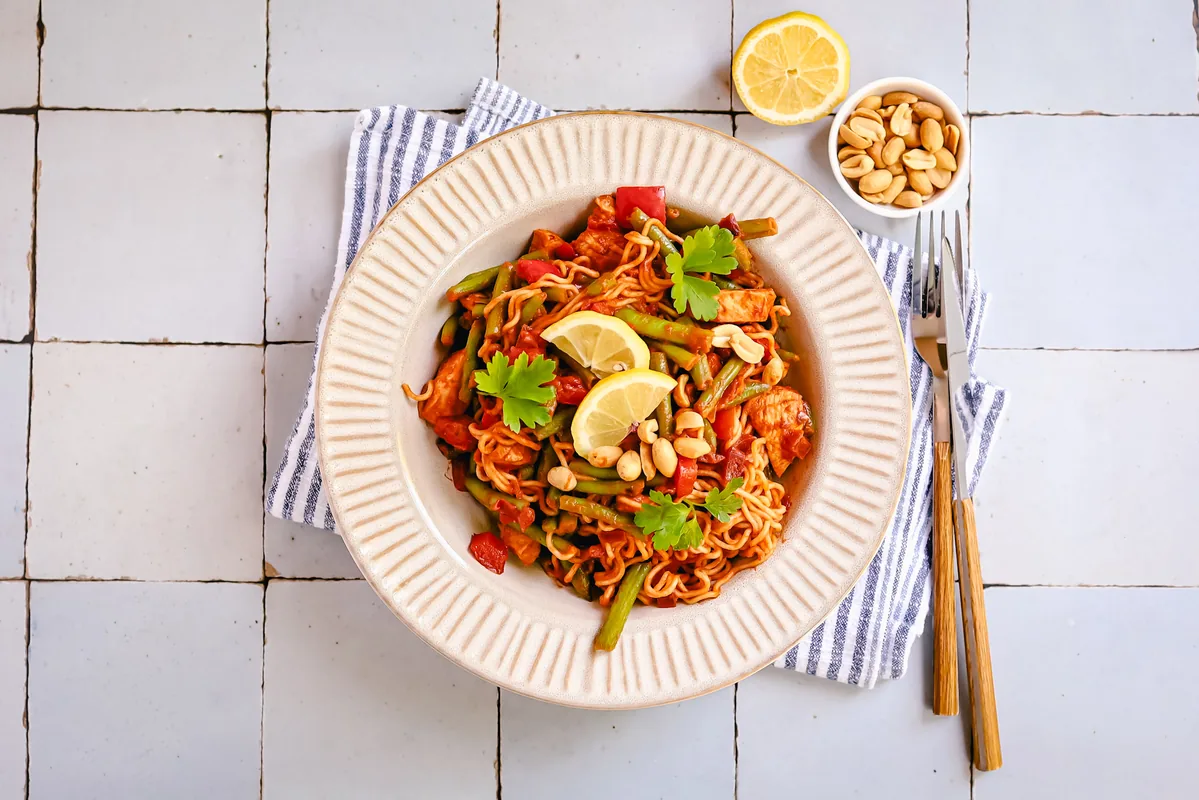 Noodles in Tomato Sauce with Peanut Butter, Chicken & Green Beans