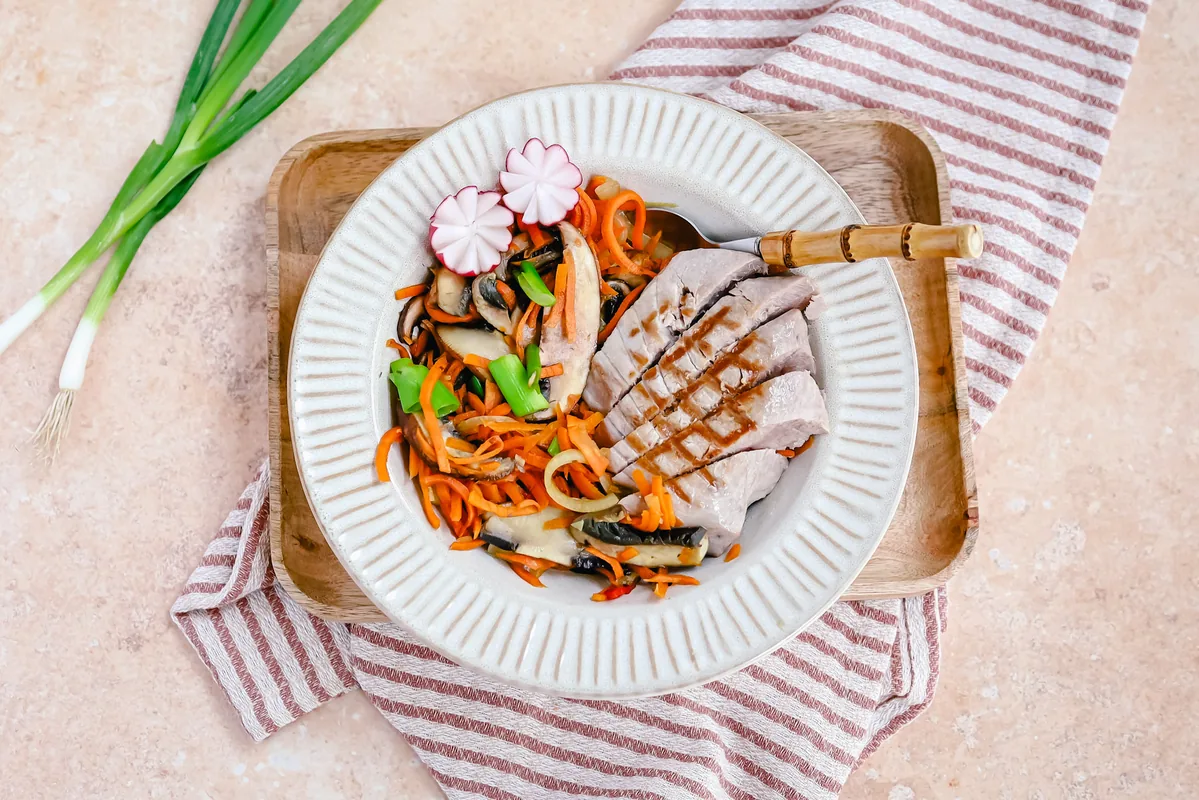 Noodles of Carrot with Portobello & Tuna Steak