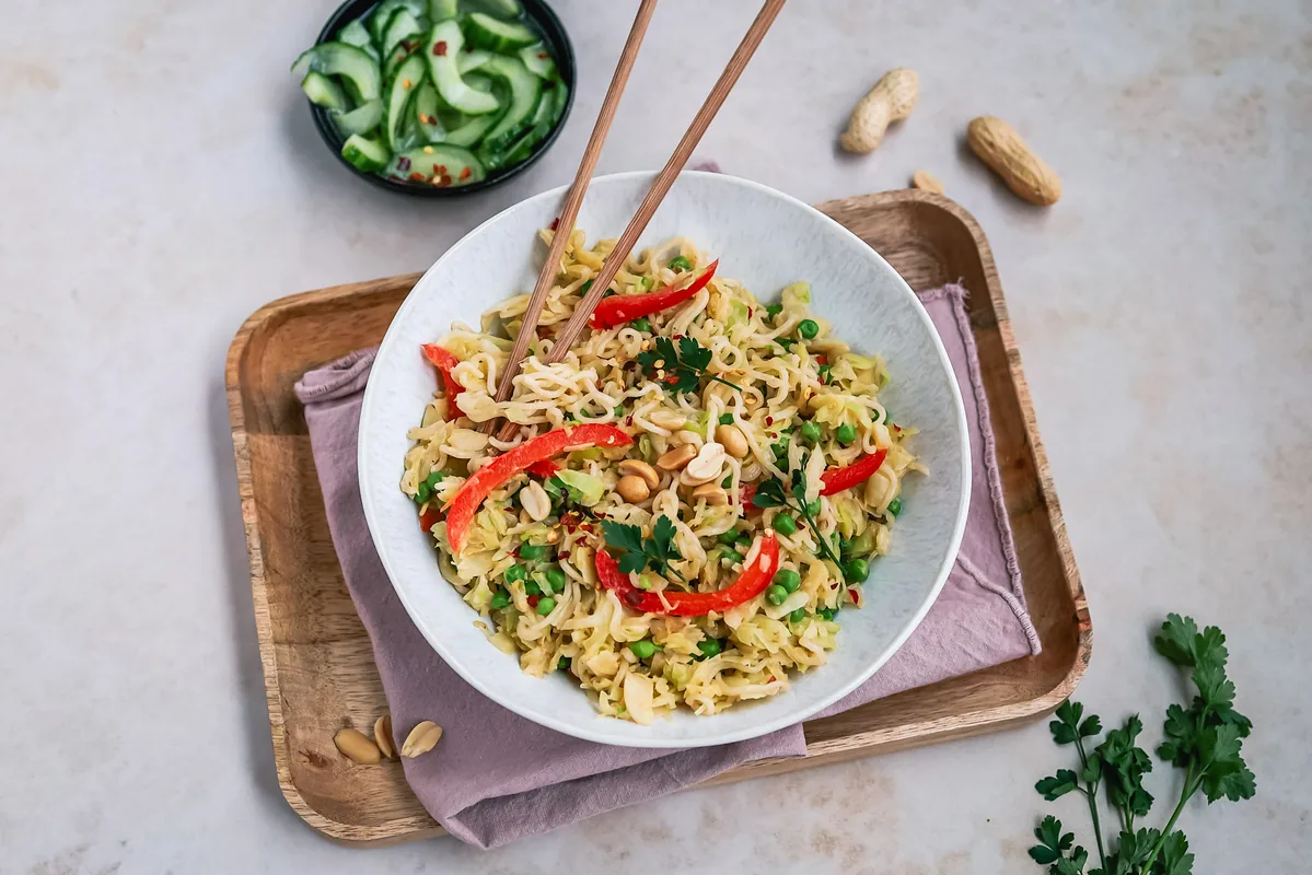 Noodles with cabbage, bell pepper & peanut sauce