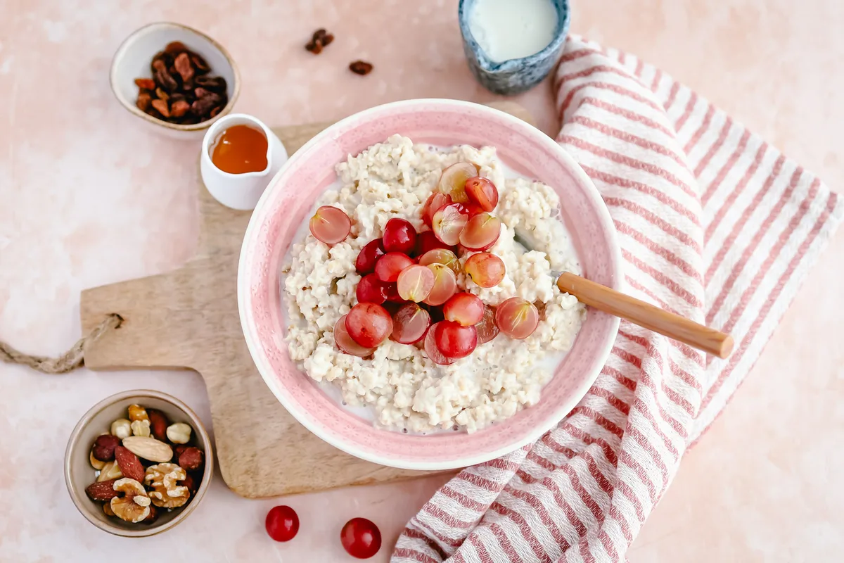 Oatmeal Breakfast with Grapes, Raisins & Honey