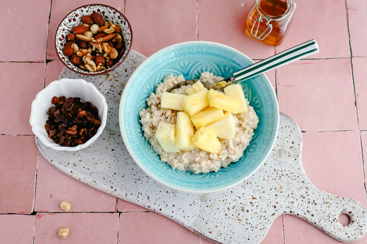 Pineapple Oatmeal with Raisins & Honey