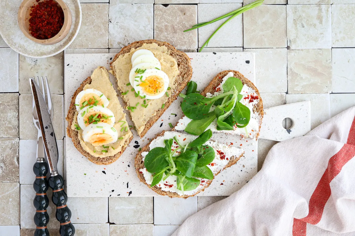 Protein-packed egg & hummus sandwich