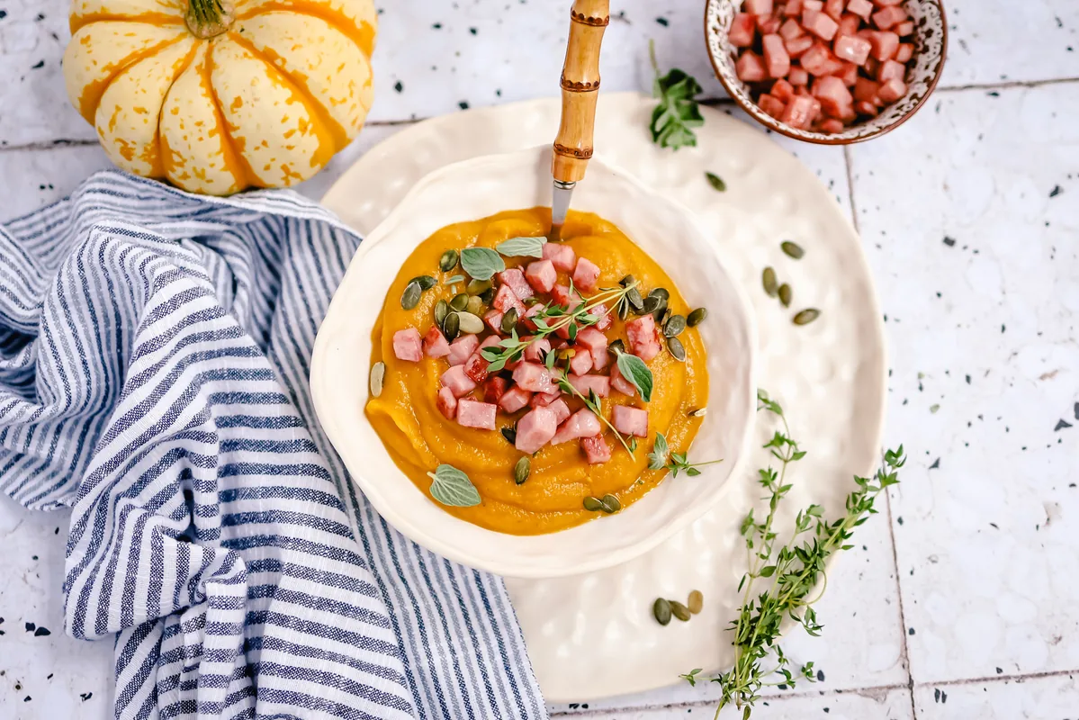 Pumpkin cauliflower soup with ham cubes