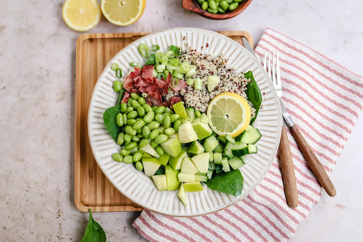 Quinoa salad with edamame, bacon & apple