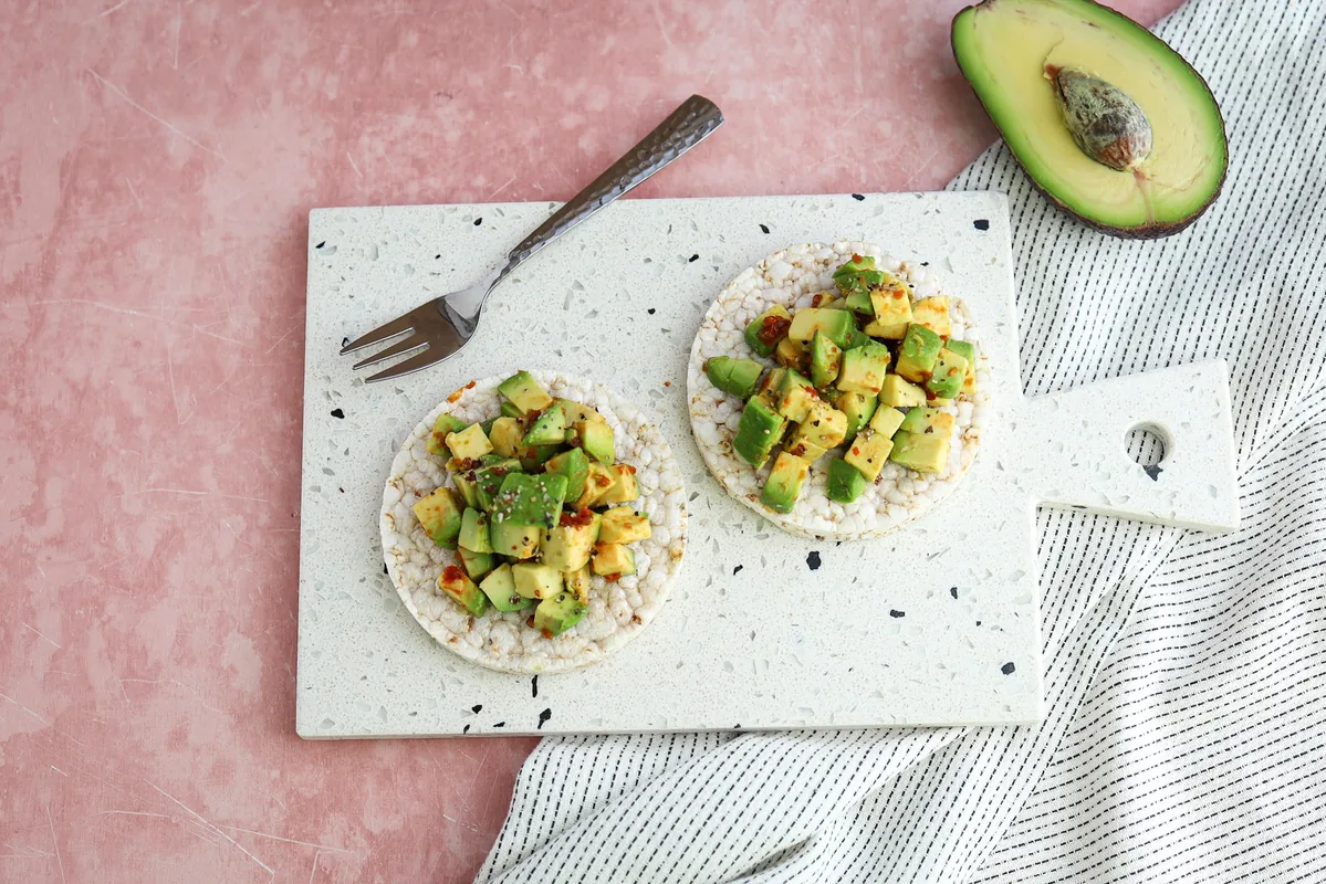 Rice Cakes with Avocado & Sriracha