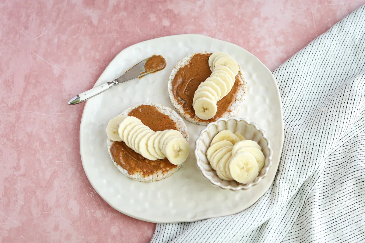 Rice Cakes with Banana & Peanut Butter