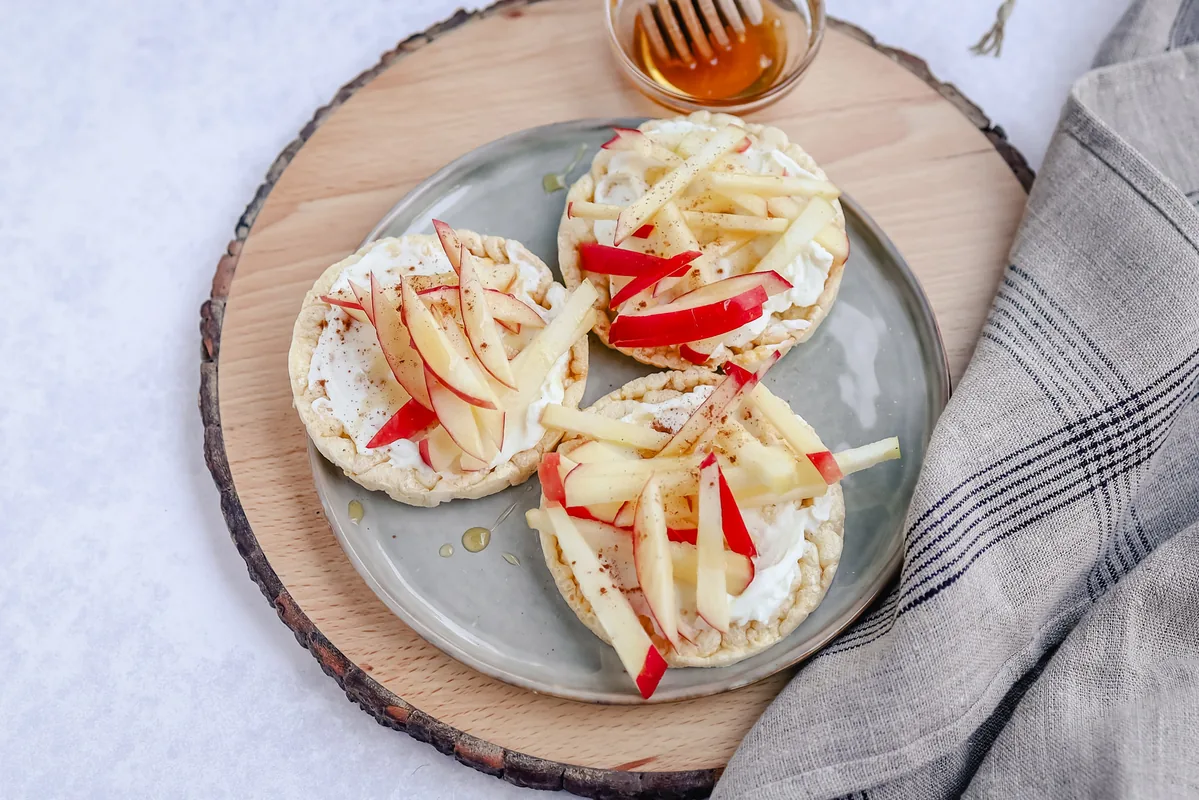 Rice Cakes with Cream Cheese & Apple