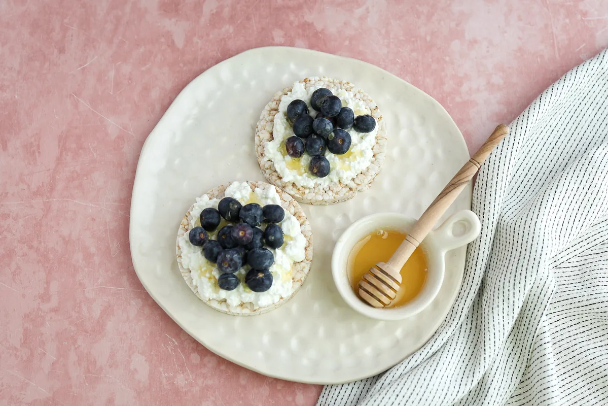 Rice Cakes with Cream Cheese & Blueberries