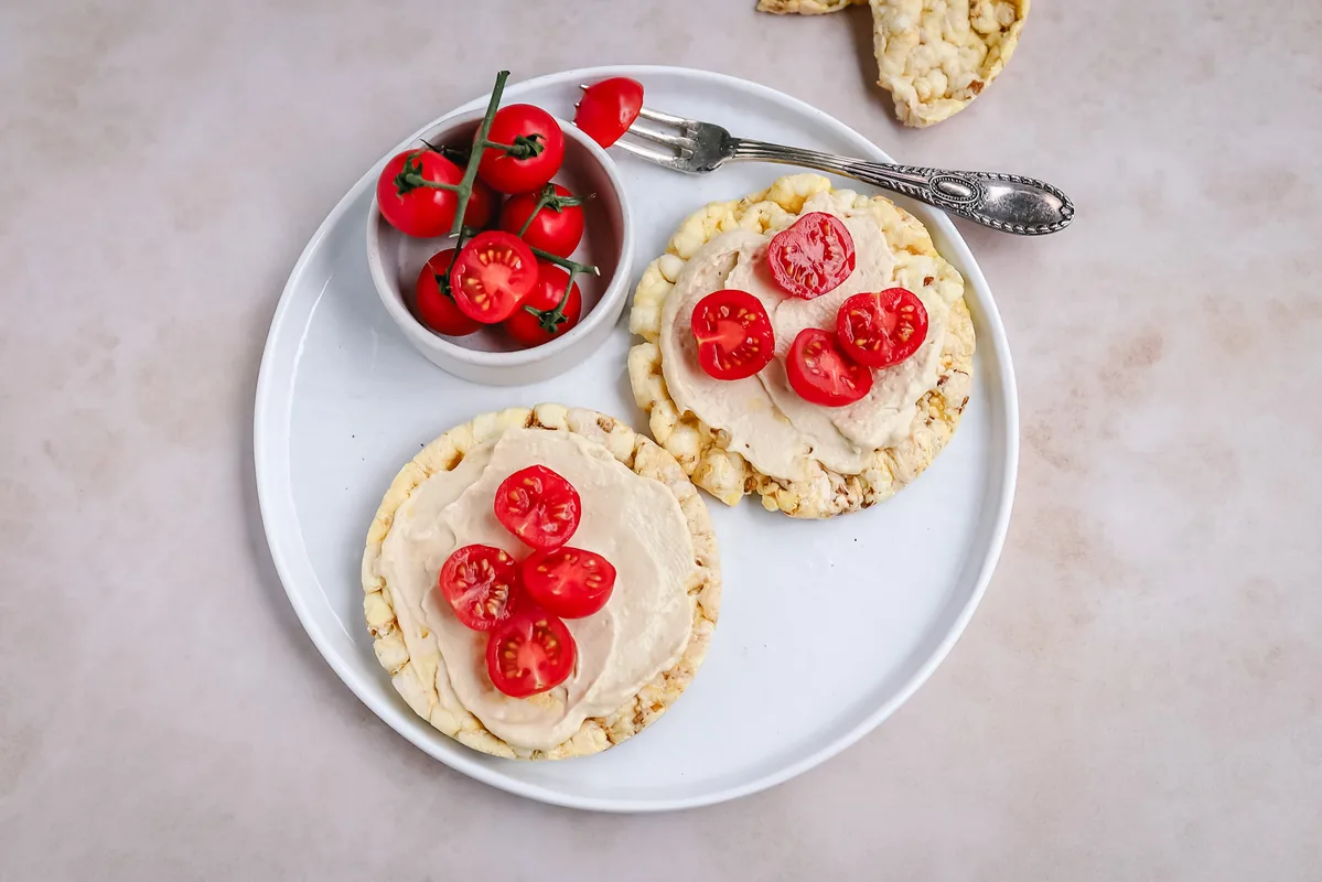 Rice Cakes with Hummus & Cherry Tomatoes