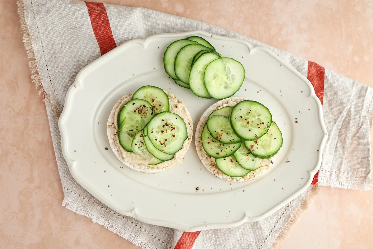 Rice Cakes with Hummus & Cucumber