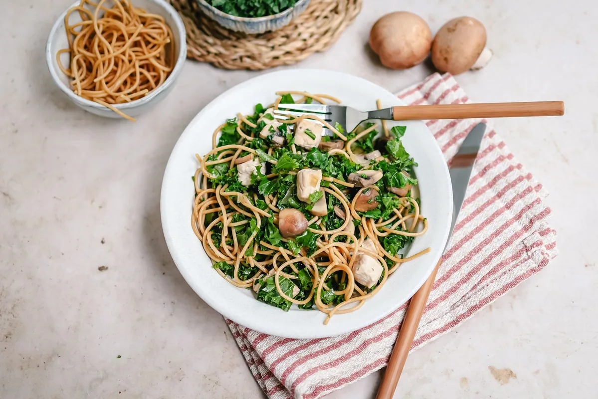 Spaghetti with chicken, mushrooms & kale