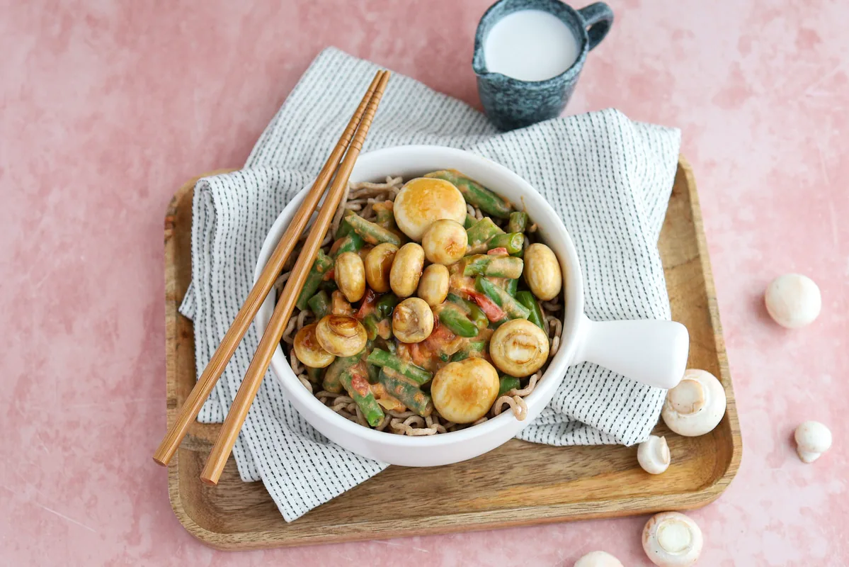 Spicy Noodle Bowl with Teriyaki Mushrooms & Green Beans