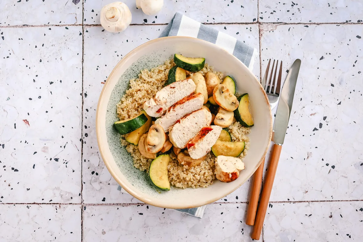 Stewed chicken with zucchini & mushrooms