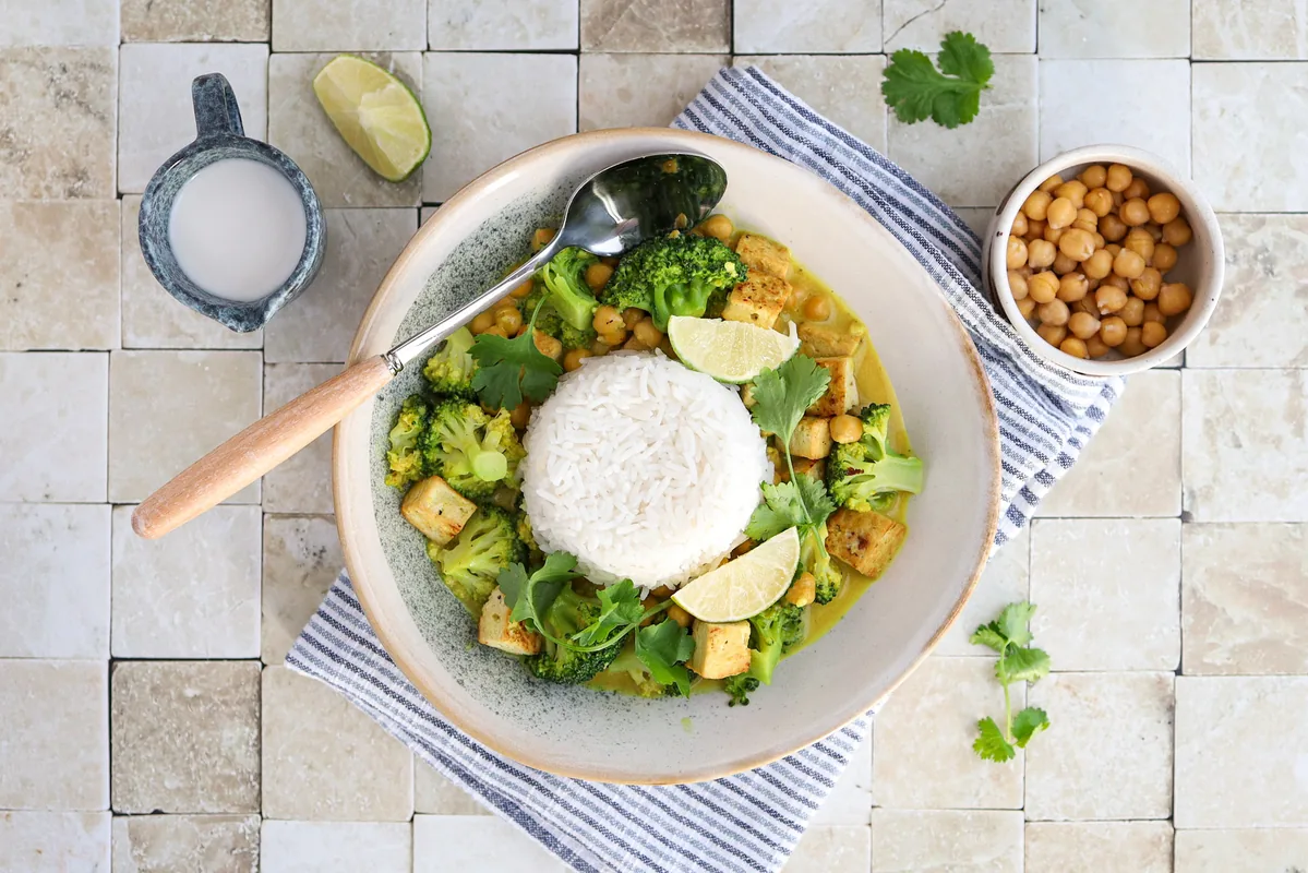 Tofu, Broccoli & Chickpeas in Coconut Curry Sauce